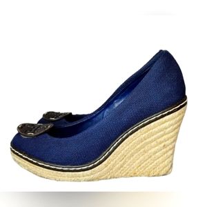 EUC, Tory Burch Women's Blue Peep Toe Wedges Tan Canvas Straw Heels Size 8